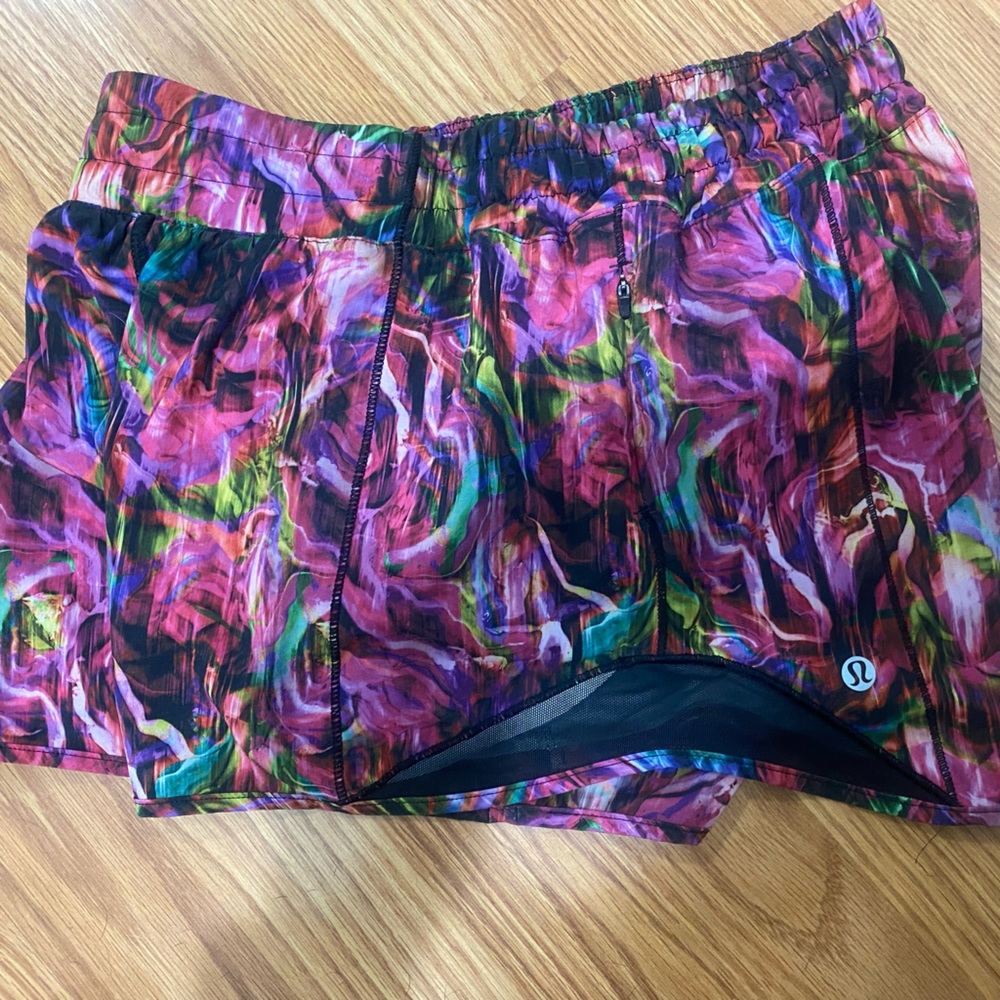 Lululemon Hotty Hot Shorts 4” size 8